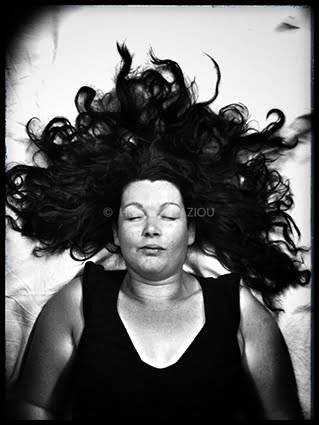 photo d'hélene glaziou allongé les cheveux en couronnes noir et blanc